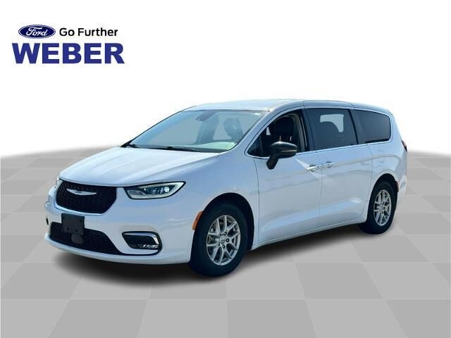 2024 Chrysler Pacifica Touring L — photo 1 of 13