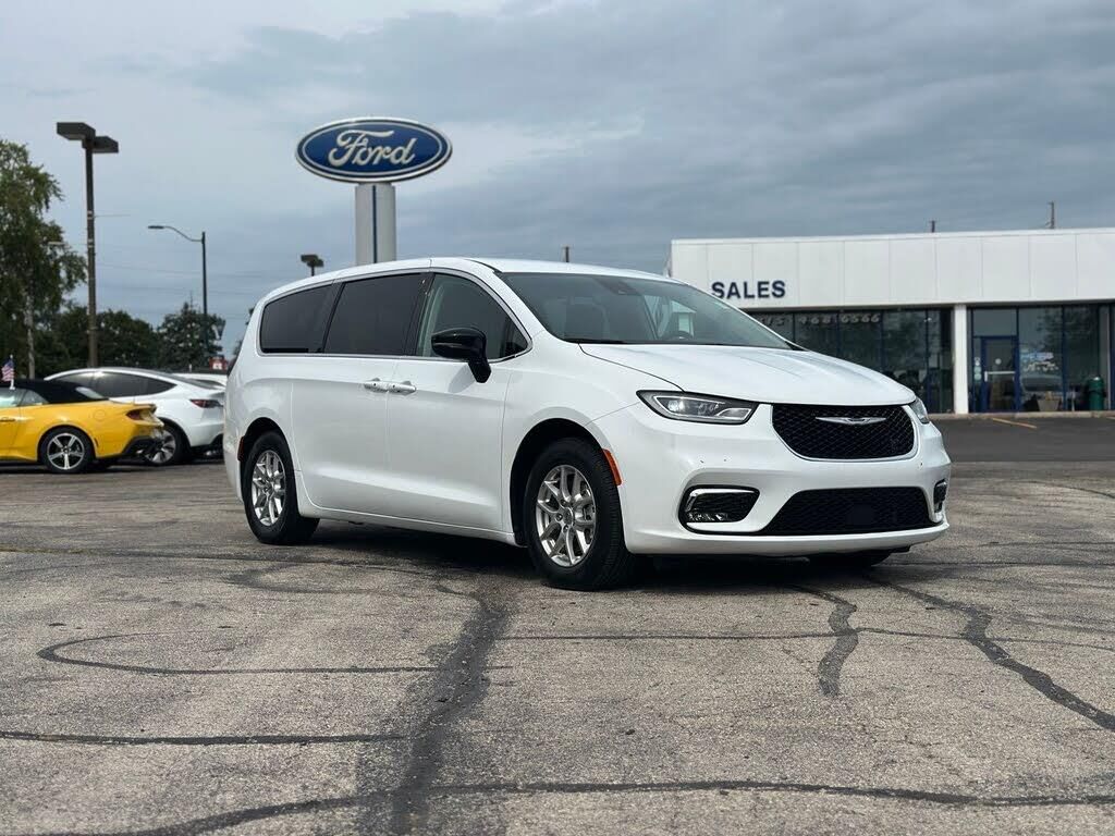 2024 Chrysler Pacifica Touring L — photo 1 of 1