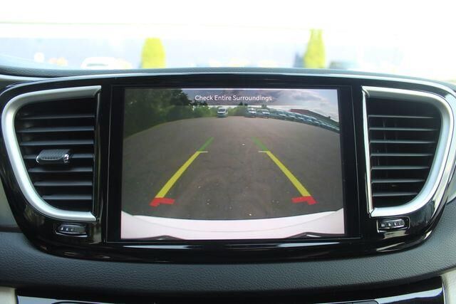 2024 Chrysler Pacifica Touring L — photo 1 of 12