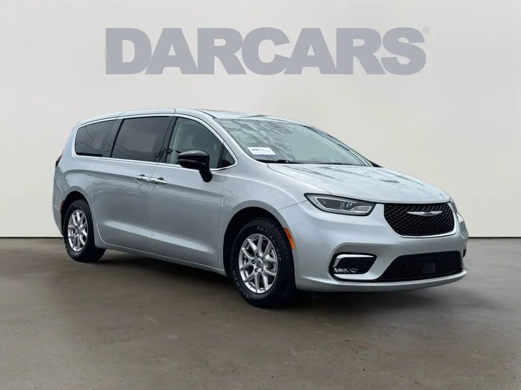 2024 Chrysler Pacifica Touring L — photo 1 of 13