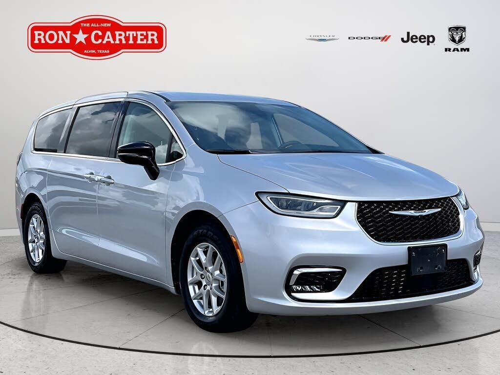 2024 Chrysler Pacifica Touring L — photo 1 of 1