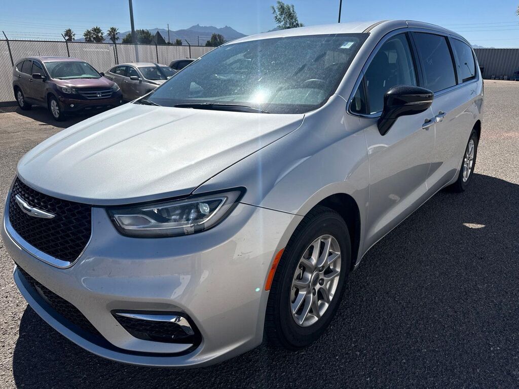 2024 Chrysler Pacifica Touring L — photo 1 of 13