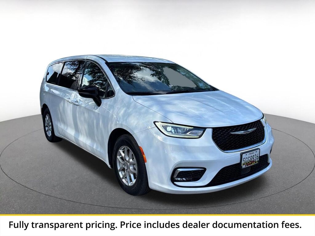 2024 Chrysler Pacifica Touring L — photo 1 of 11