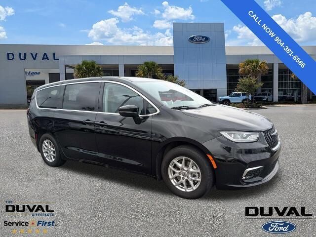2024 Chrysler Pacifica Touring L — photo 1 of 13
