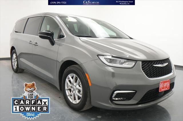 2025 Chrysler Pacifica Select — photo 1 of 13