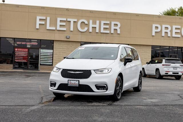 2025 Chrysler Pacifica Select — photo 1 of 13