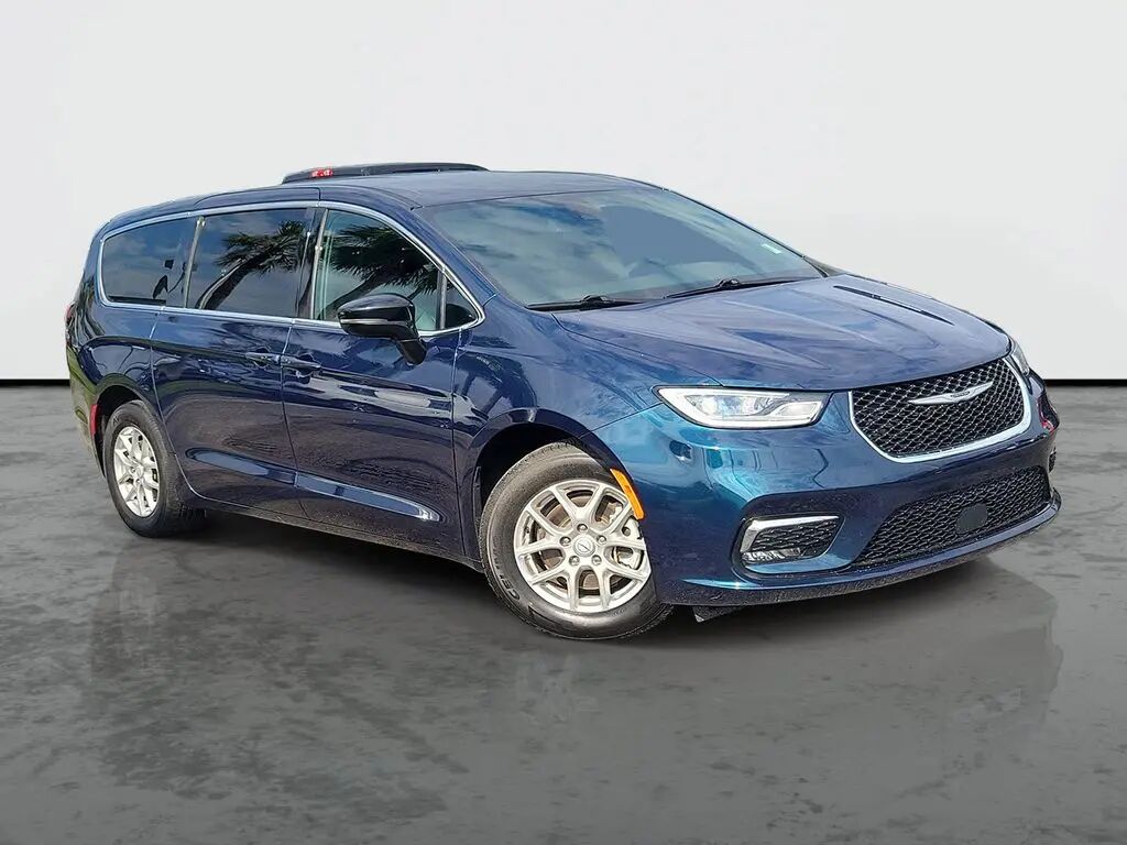 2025 Chrysler Pacifica Select — photo 1 of 12