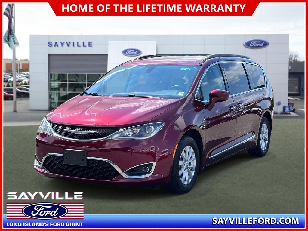 2017 Chrysler Pacifica Touring-L — photo 1 of 13