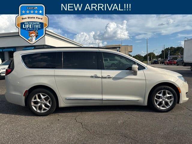 2017 Chrysler Pacifica Touring-L — photo 1 of 3