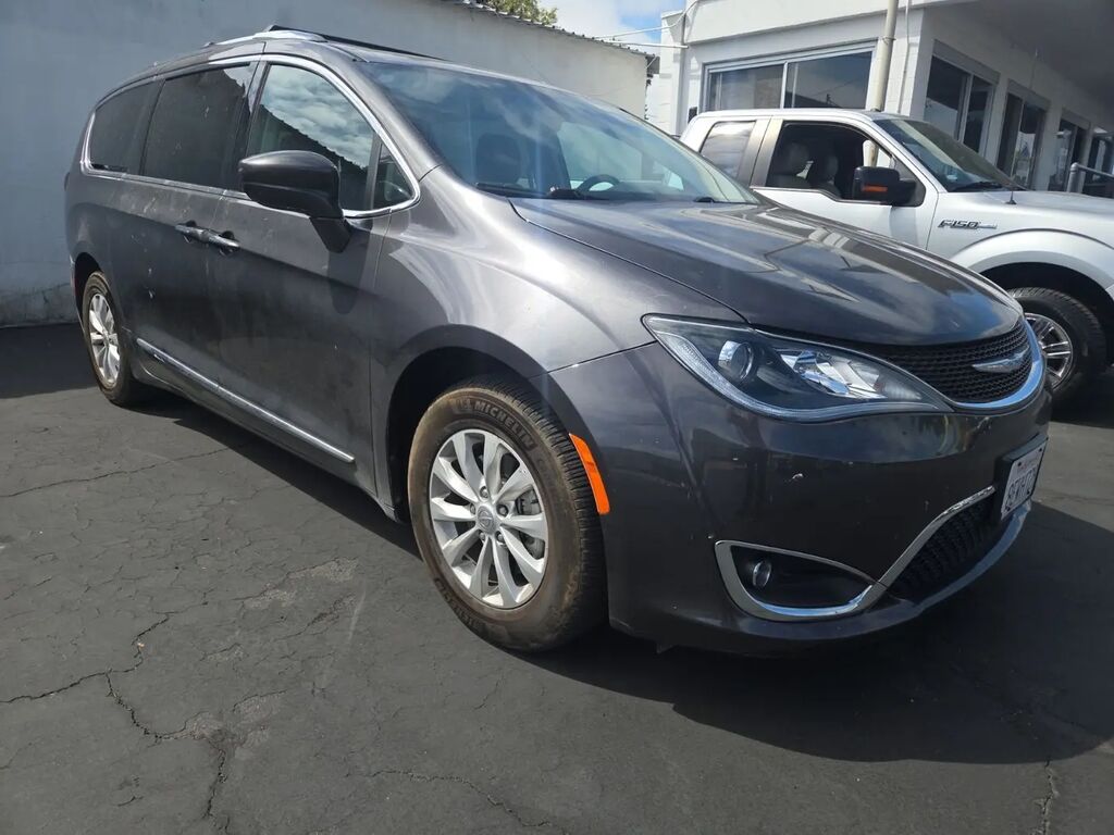 2018 Chrysler Pacifica Touring L — photo 1 of 13