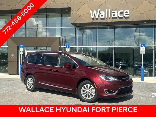 2019 Chrysler Pacifica Touring L — photo 1 of 13