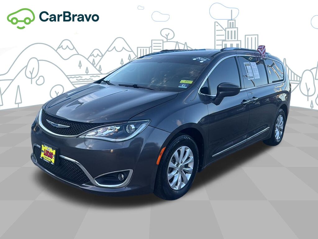 2019 Chrysler Pacifica Touring L — photo 1 of 6