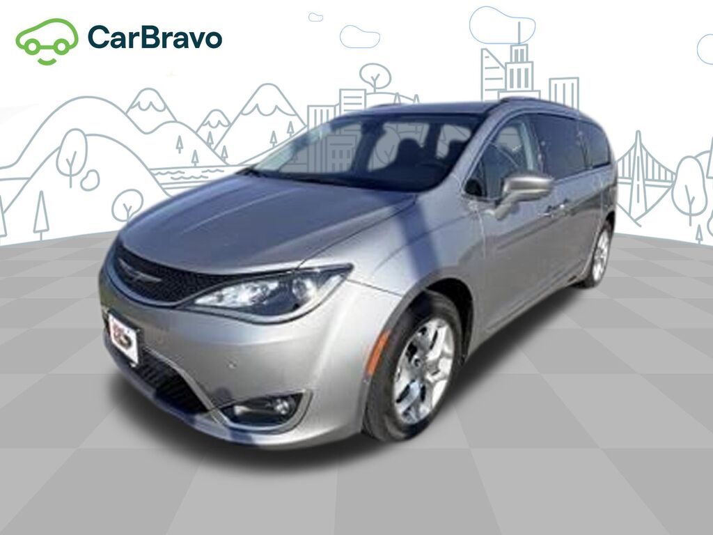 2020 Chrysler Pacifica Touring L — photo 1 of 6