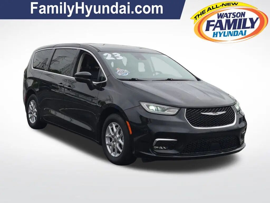 2023 Chrysler Pacifica Touring L — photo 1 of 12