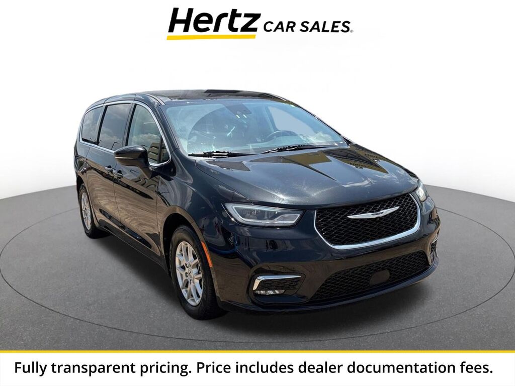 2023 Chrysler Pacifica Touring L — photo 1 of 11