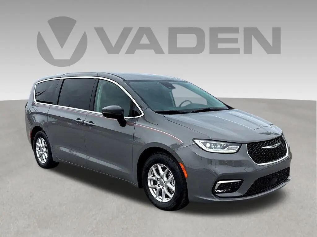2023 Chrysler Pacifica Touring L — photo 1 of 13