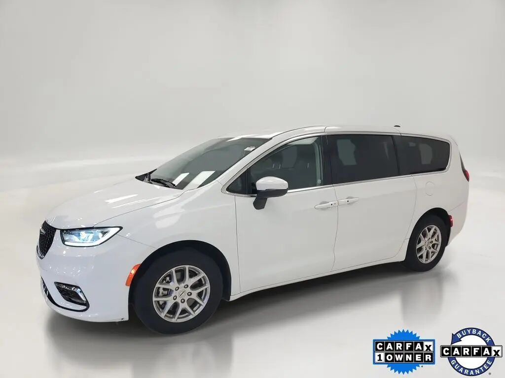 2023 Chrysler Pacifica Touring L — photo 1 of 12