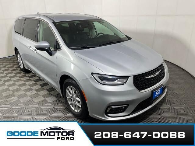 2023 Chrysler Pacifica Touring L — photo 1 of 13