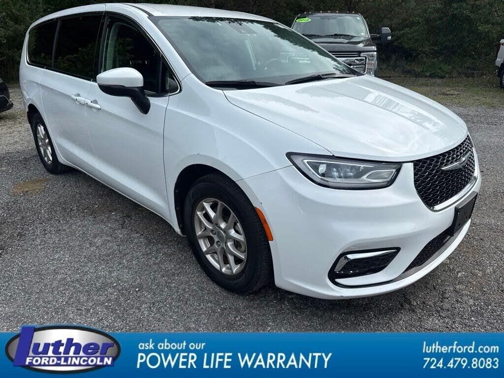 2023 Chrysler Pacifica Touring L — photo 1 of 1