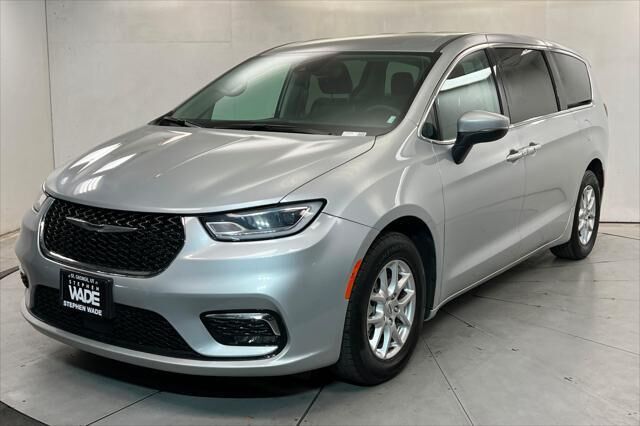 2023 Chrysler Pacifica Touring L — photo 1 of 13