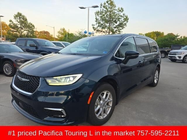 2023 Chrysler Pacifica Touring L — photo 1 of 13