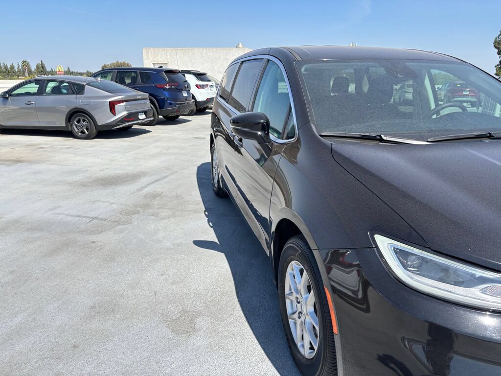 2024 Chrysler Pacifica Touring L — photo 1 of 1