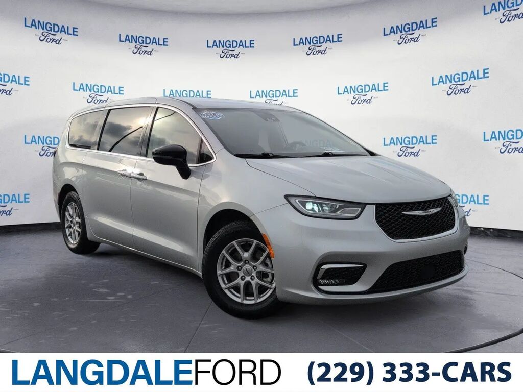 2024 Chrysler Pacifica Touring L — photo 1 of 13