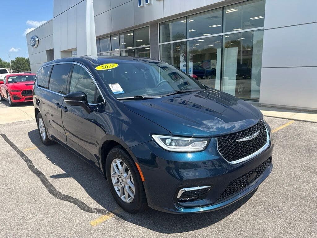 2025 Chrysler Pacifica Select — photo 1 of 1
