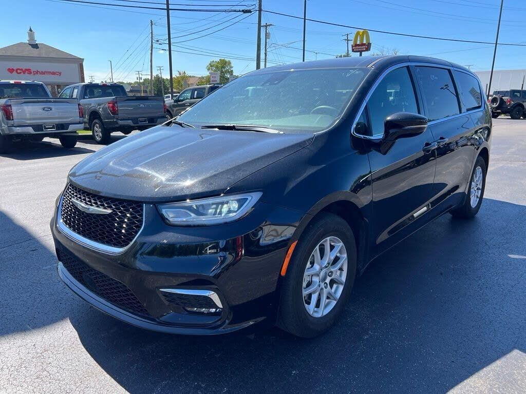 2025 Chrysler Pacifica Select — photo 1 of 1