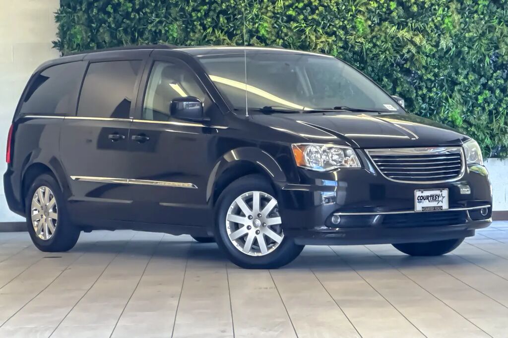 2013 Chrysler Town and Country Touring — photo 1 of 13