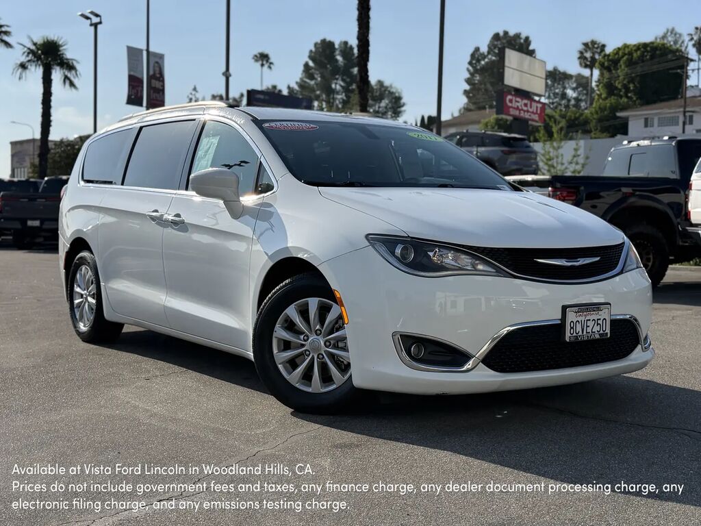 2017 Chrysler Pacifica Touring-L — photo 1 of 13