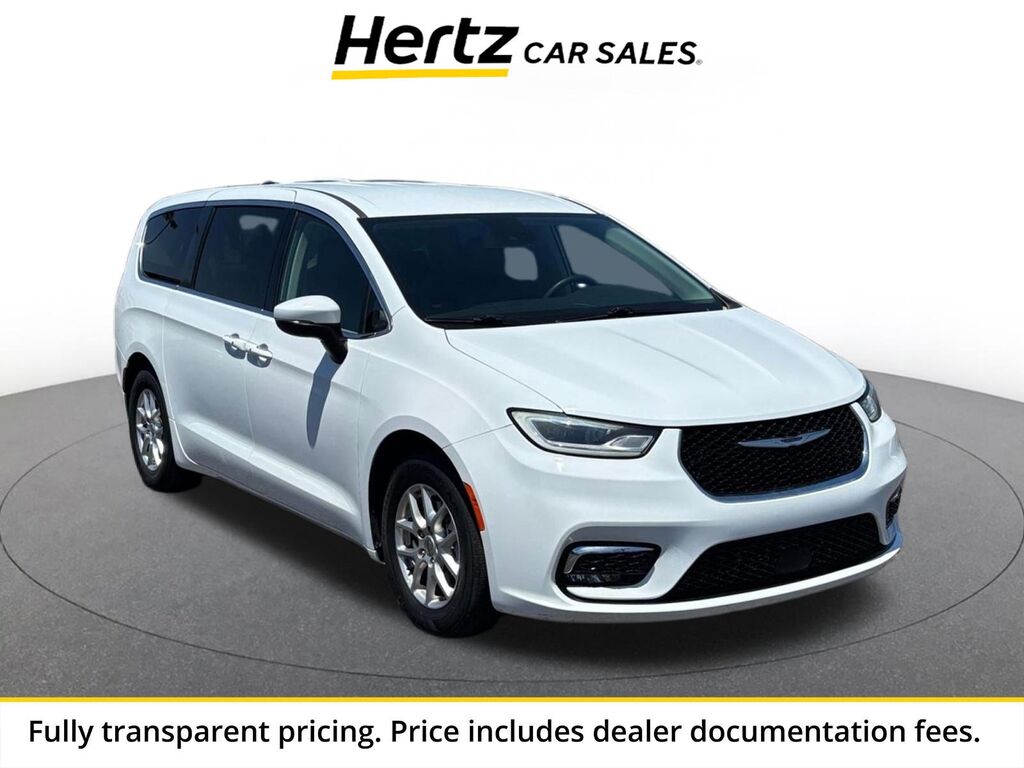 2023 Chrysler Pacifica Touring L — photo 1 of 11