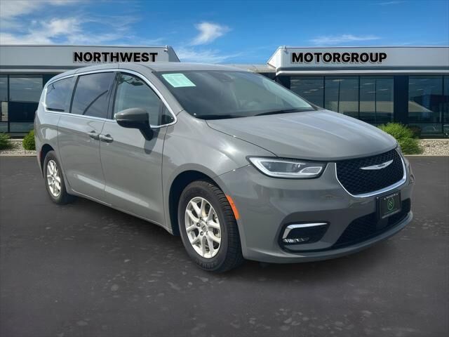 2023 Chrysler Pacifica Touring L — photo 1 of 13