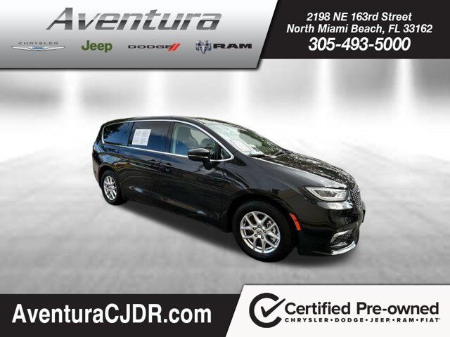 2023 Chrysler Pacifica Touring L — photo 1 of 2