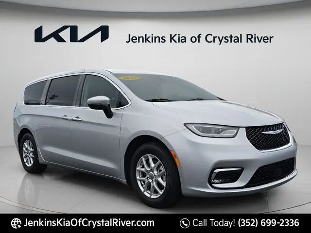 2023 Chrysler Pacifica Touring L — photo 1 of 9