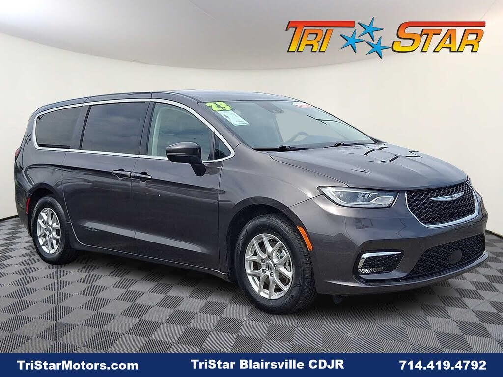 2023 Chrysler Pacifica Touring L — photo 1 of 1
