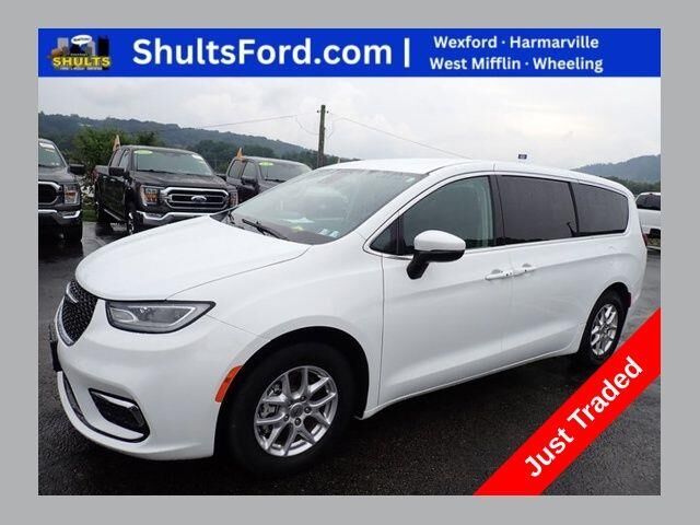 2023 Chrysler Pacifica Touring L — photo 1 of 13