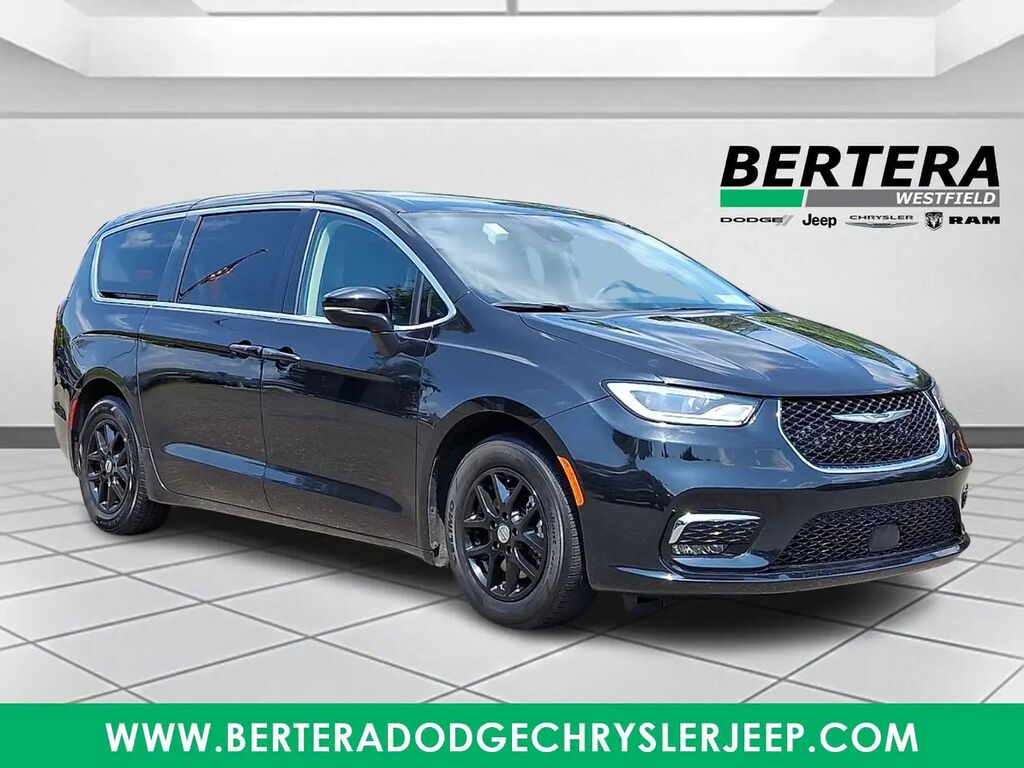 2023 Chrysler Pacifica Touring L — photo 1 of 13