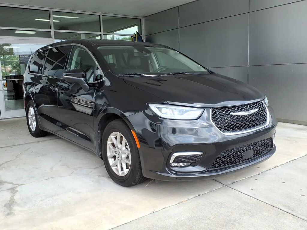 2023 Chrysler Pacifica Touring L — photo 1 of 13