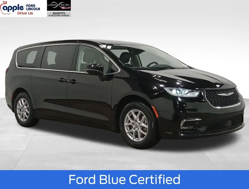 2024 Chrysler Pacifica Touring L — photo 1 of 12