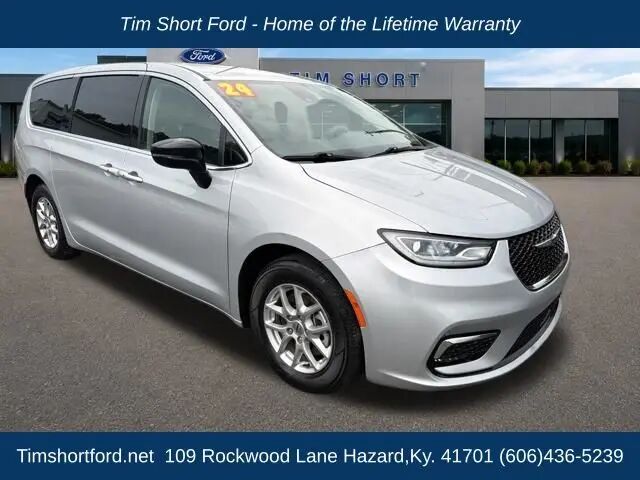 2024 Chrysler Pacifica Touring L — photo 1 of 13