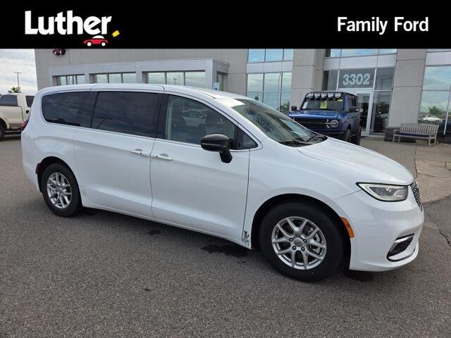 2024 Chrysler Pacifica Touring L — photo 1 of 13