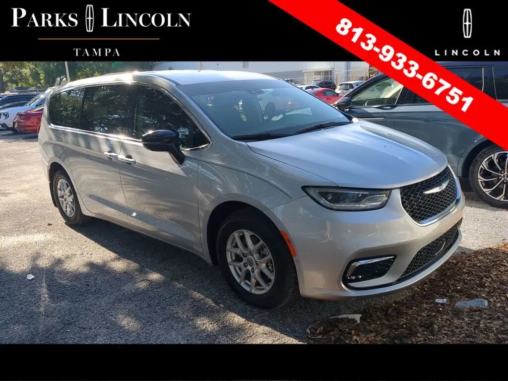2024 Chrysler Pacifica Touring L — photo 1 of 13