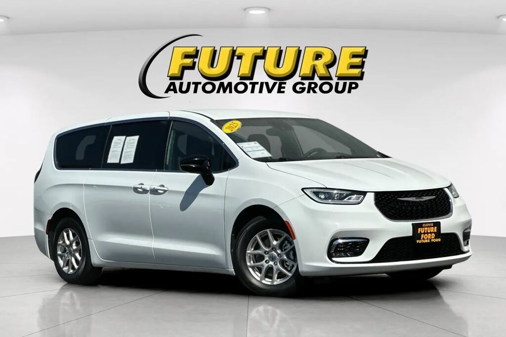 2025 Chrysler Pacifica Select — photo 1 of 13