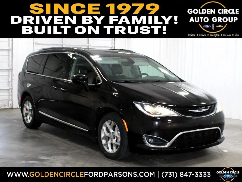 2018 Chrysler Pacifica Touring L — photo 1 of 13