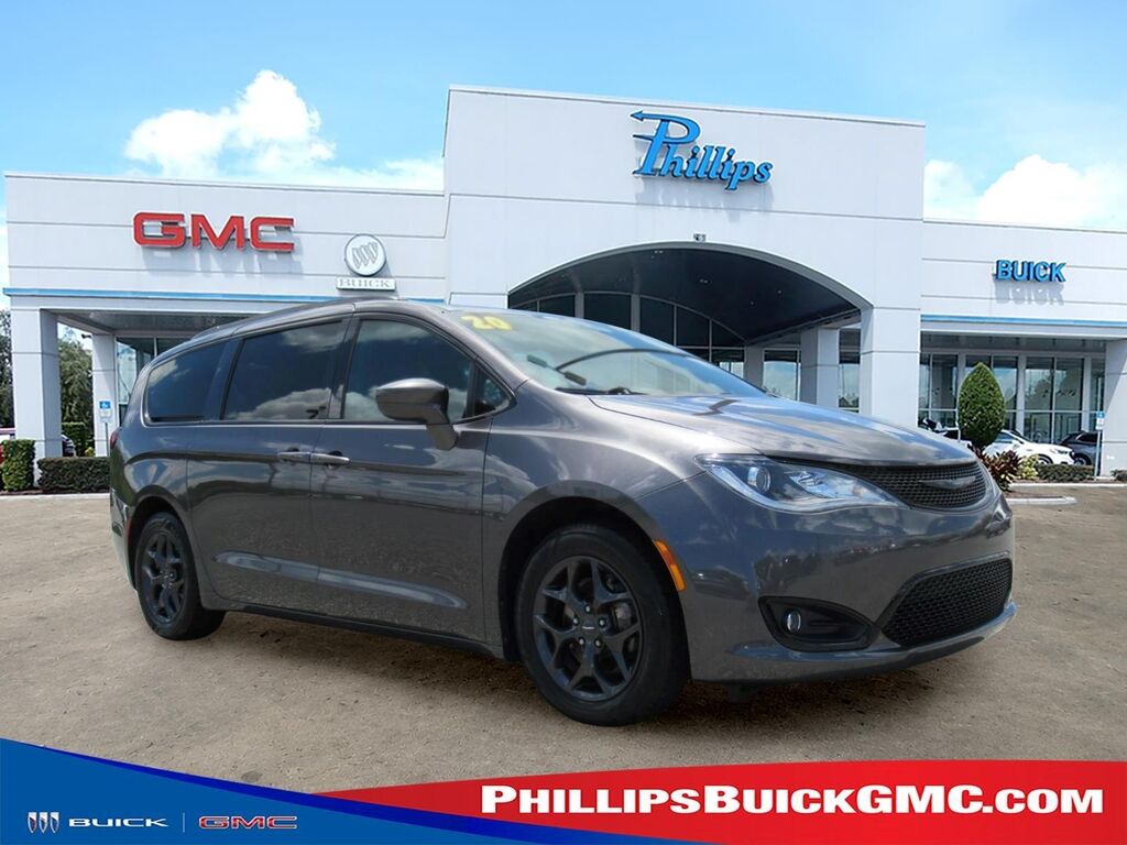 2020 Chrysler Pacifica Touring L — photo 1 of 13