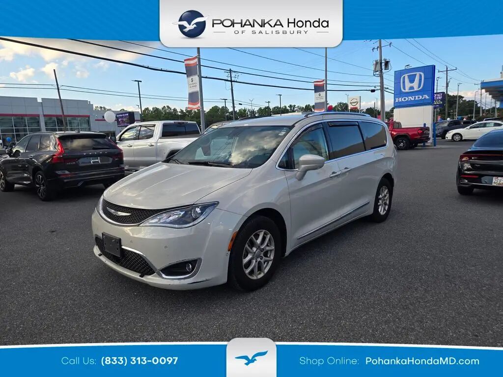 2020 Chrysler Pacifica Touring L — photo 1 of 13