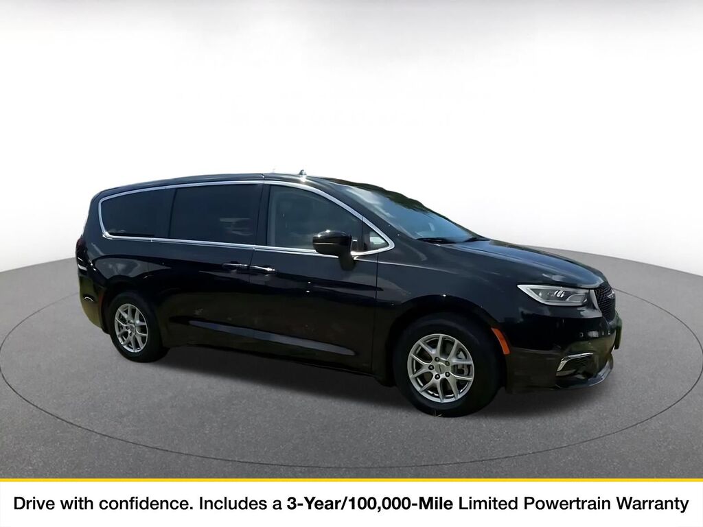 2023 Chrysler Pacifica Touring L — photo 1 of 1