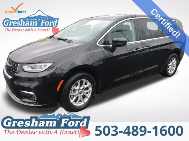 2023 Chrysler Pacifica Touring L — photo 1 of 10