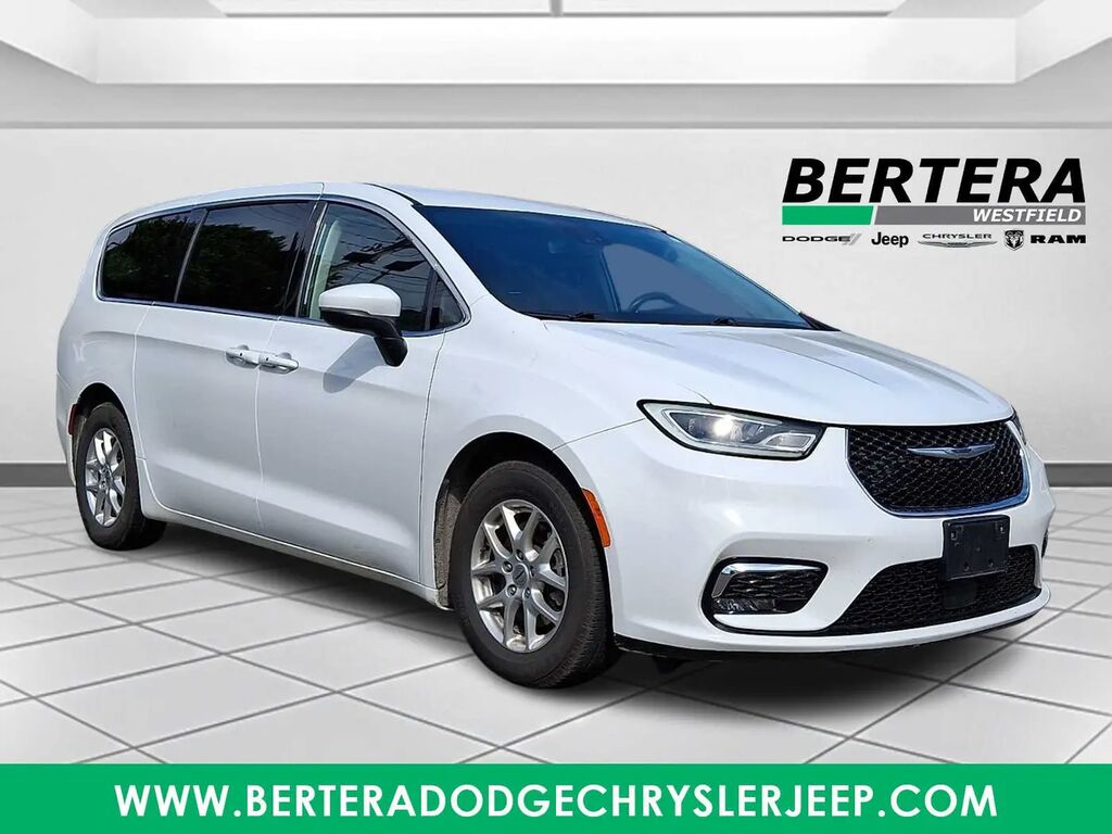 2023 Chrysler Pacifica Touring L — photo 1 of 13